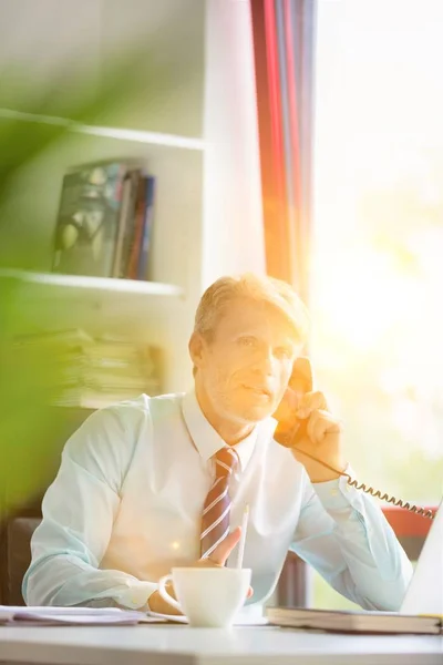 Gammal Affärsman Talar Telefon Kontoret Med Gul Lins Blossa Bakgrunden — Stockfoto