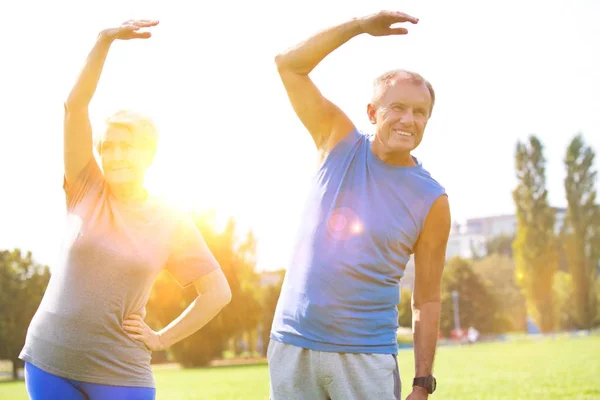 Fit Coppia Anziana Facendo Esercizio Stretching Nel Parco — Foto Stock