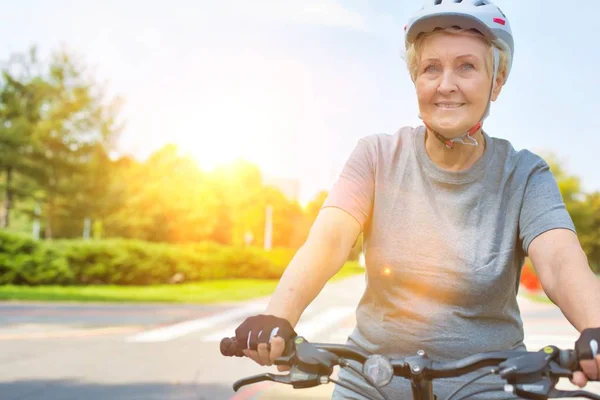 Säker Senior Kvinna Ler Medan Ridning Cykel Park — Stockfoto