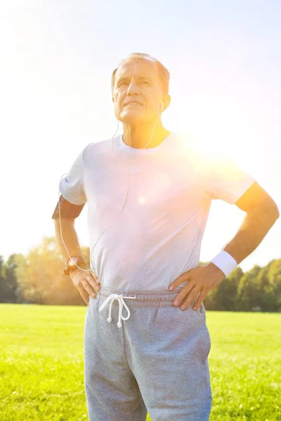 Ritratto Montaggio Uomo Anziano Piedi Nel Parco — Foto Stock