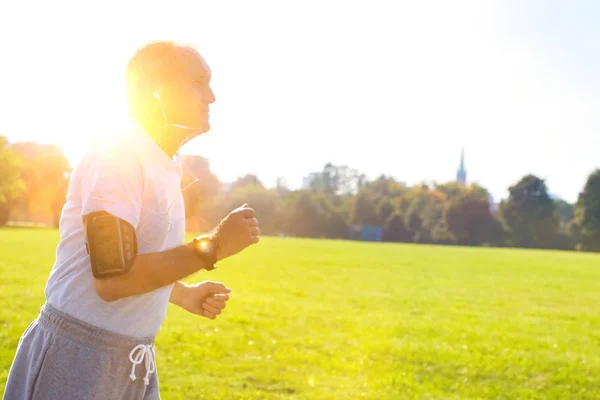 Uomo Anziano Attivo Che Corre Nel Parco — Foto Stock