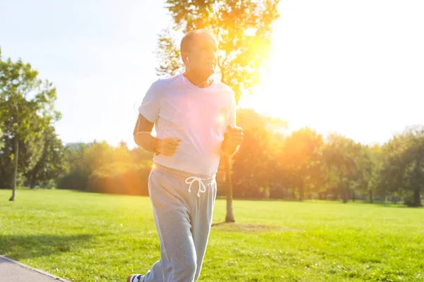 Uomo Anziano Attivo Che Corre Nel Parco — Foto Stock