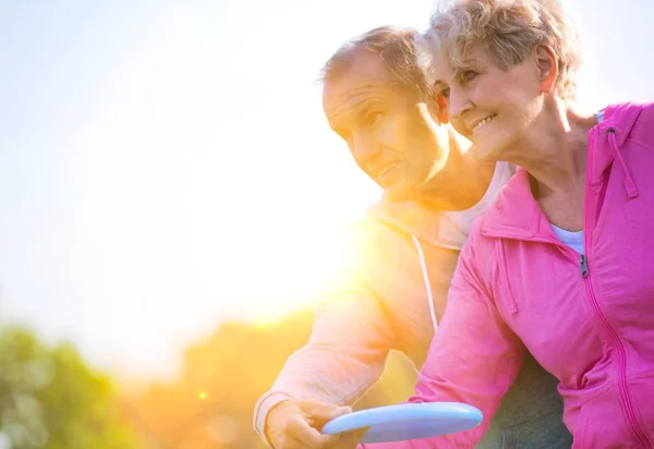 Liefdevolle Actieve Paar Gooien Vliegende Schijf Samen Park — Stockfoto