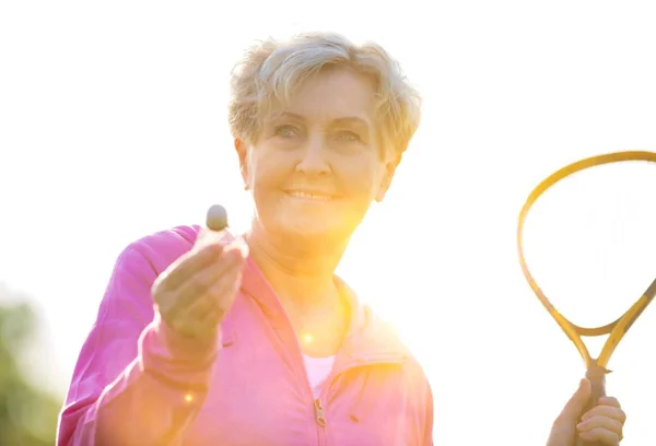 Спортивная Пожилая Женщина Играет Бадминтон Теннисной Ракеткой Парке — стоковое фото