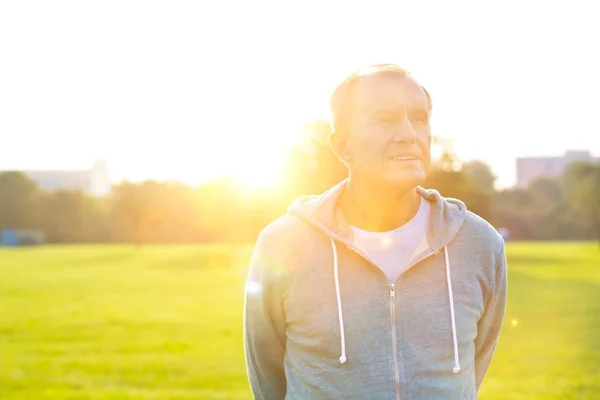 Portrait Homme Âgé Forme Tenant Debout Dans Parc — Photo