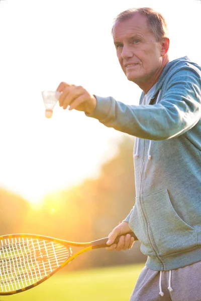 Aktiver Senior Spielt Badminton Mit Tennisschläger Park — Stockfoto