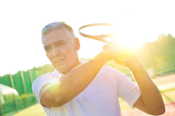 Atleta Maturo Giocare Tennis Campo Con Lente Gialla Bagliore Background — Foto Stock