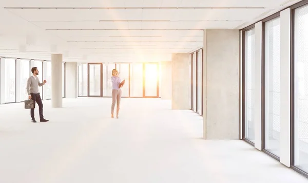 Geschäftsfrau Zeigt Neuen Büroinnenraum Büro Mit Gelbem Linsenblitz Hintergrund — Stockfoto