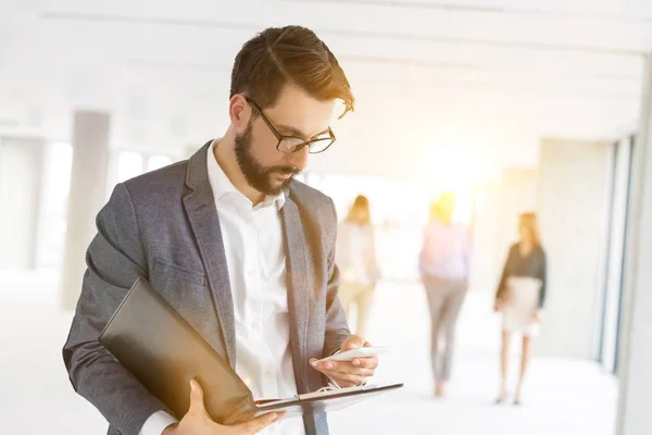 Empresario Que Utiliza Smartphone Despacho Con Lentes Amarillas Segundo Plano — Foto de Stock