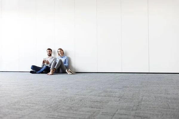 Geschäftsleute Sitzen Auf Dem Boden Neuem Leeren Büro — Stockfoto