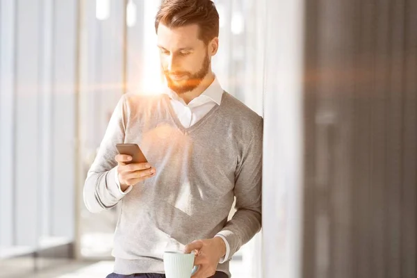 Jovem Empresário Atraente Usando Smartphone Sala Escritório Com Brilho Lente — Fotografia de Stock