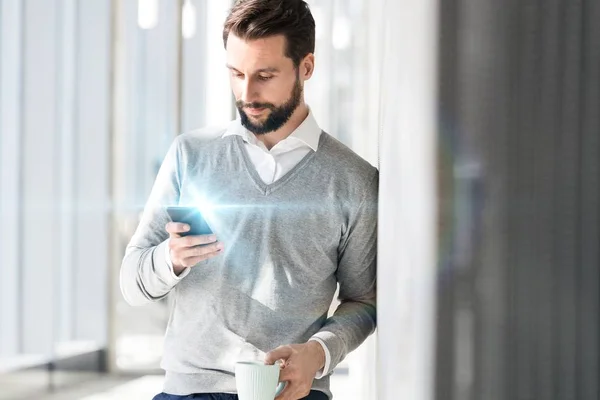 Jonge Aantrekkelijke Zakenman Met Smartphone Kantoor Hal Met Gele Lens — Stockfoto