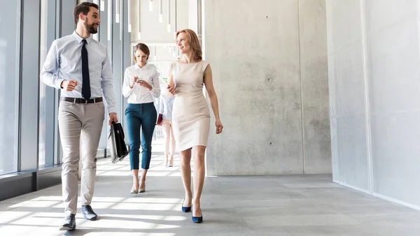 Personas Negocios Que Caminan Mientras Hablan Sala Oficinas —  Fotos de Stock