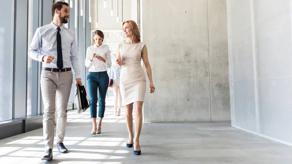 Zakenmensen Lopen Tijdens Het Praten Kantoor Hal — Stockfoto