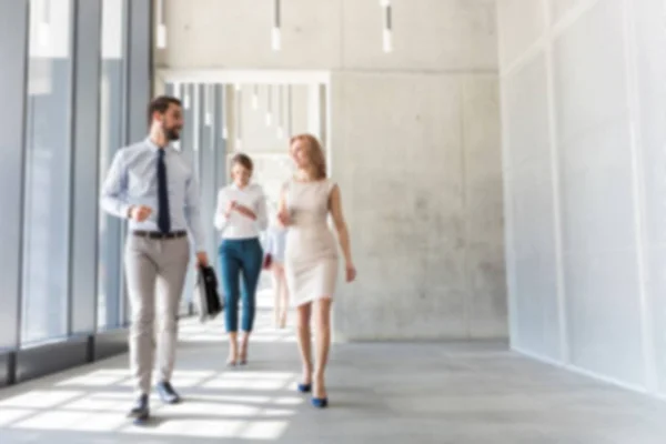 Personas Negocios Que Caminan Mientras Hablan Sala Oficinas — Foto de Stock