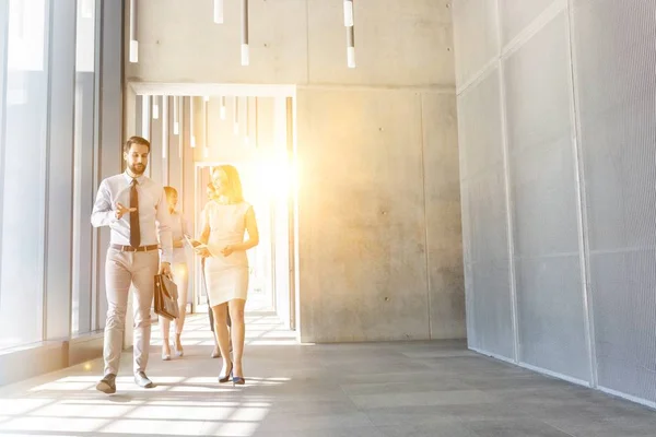 Geschäftsleute Gehen Büroflur Spazieren — Stockfoto