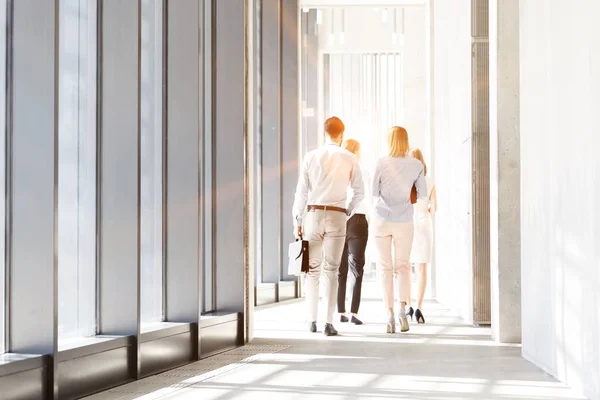 Personas Negocios Que Caminan Mientras Hablan Sala Oficinas — Foto de Stock