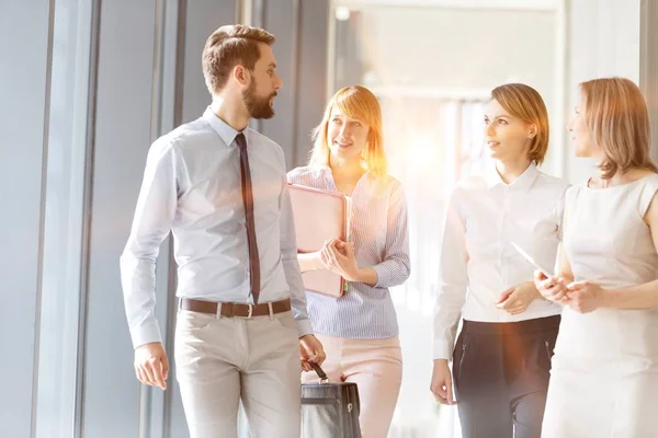 Affärsmän Som Går Medan Pratar Kontorsrummet — Stockfoto