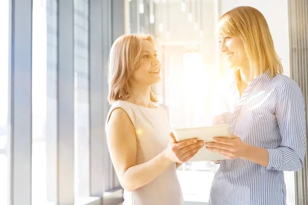 Mujeres Negocios Que Discuten Planes Sobre Tabletas Digitales Sala Oficinas — Foto de Stock