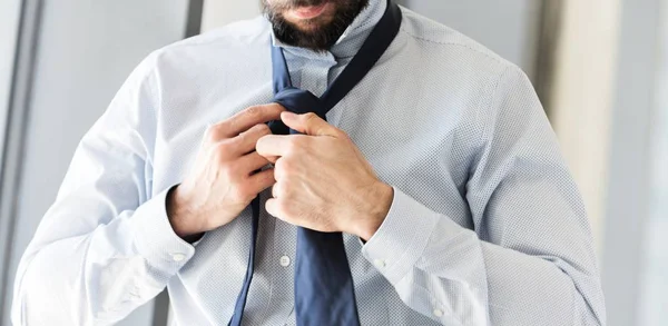 Geschäftsmann Bindet Krawatte Amt — Stockfoto