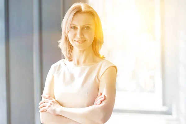 Reife Geschäftsfrau Steht Mit Verschränkten Armen Büro — Stockfoto