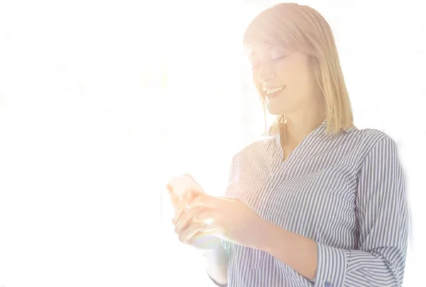 Geschäftsfrau Lächelt Während Sie Büro Mit Dem Smartphone Spricht — Stockfoto