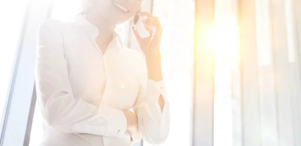 Geschäftsfrau Spricht Auf Smartphone Mit Gelbem Linsenblitz Hintergrund — Stockfoto