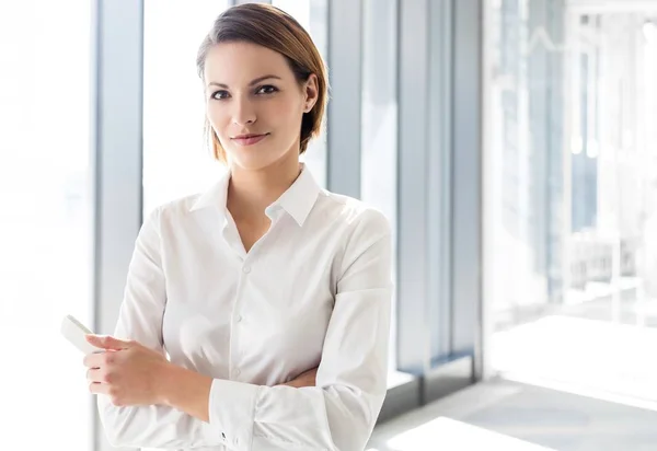 Young Attractive Businesswoman Standing Arms Crossed — Stock Photo, Image