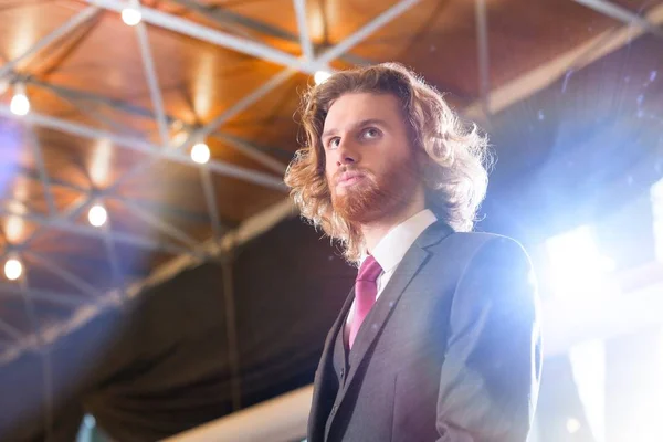 オフィスに立つ若い魅力的なビジネスマン — ストック写真