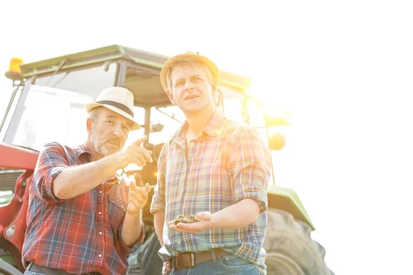 农民们在农场的土壤上讨论黄色镜头照明弹的背景 — 图库照片