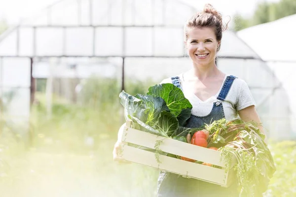 Portret Uśmiechniętej Dorosłego Kobiety Trzymającą Warzywa Skrzyni Farmie — Zdjęcie stockowe