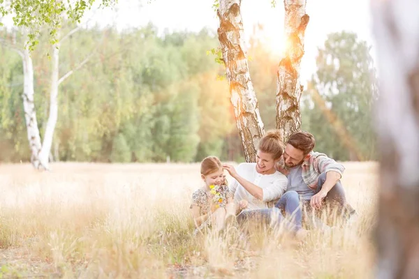 Parents Talking While Sitting Daughter Field Farmland — Stock Photo, Image