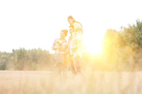 Mann Trägt Tochter Während Mit Frau Auf Bauernhof Steht — Stockfoto