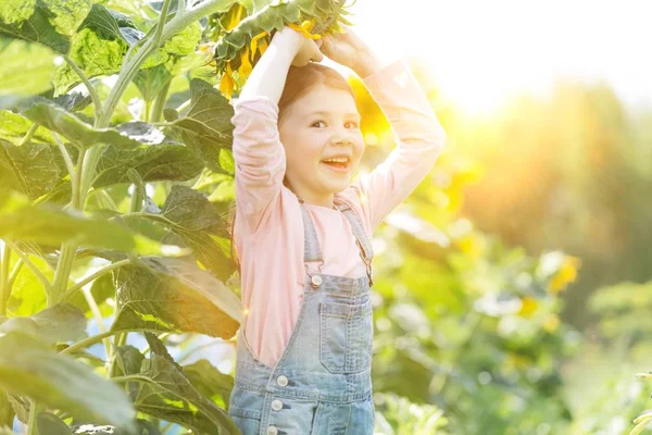 Porträtt Lycklig Flicka Som Leker Med Sol Rosor Gården — Stockfoto