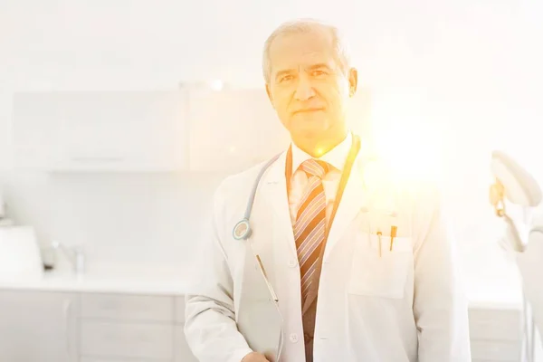 Γιατρός Στέκεται Στο Νοσοκομείο Κίτρινο Φακό Φωτοβολίδα Στο Παρασκήνιο — Φωτογραφία Αρχείου
