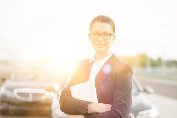 Ung Attraktiv Affärskvinna Står Mot Bilar Mitten Vägen Med Gul — Stockfoto