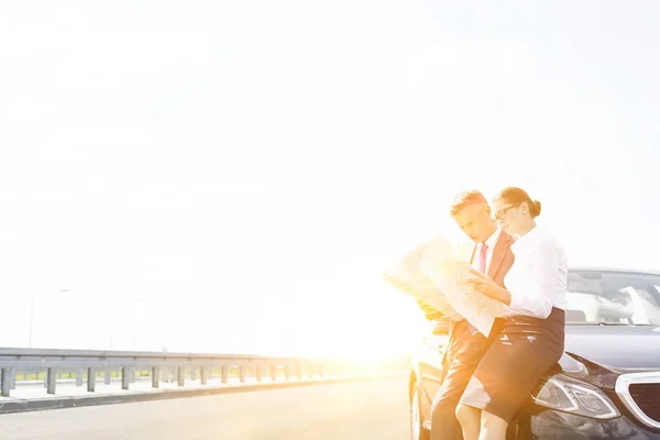 Business People Looking Map While Standing Next Car Yellow Lens — Stock Photo, Image