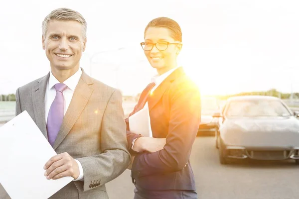 Zakenmensen Met Gele Lensflare Achtergrond Tegen Hun Auto — Stockfoto