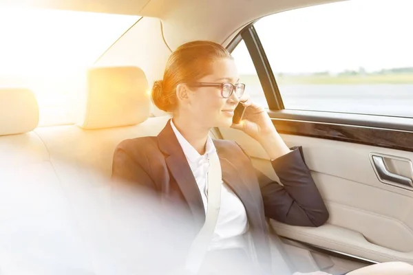 Ung Attraktiv Affärskvinna Talar Smartphone Medan Sitter Bilen Med Gul — Stockfoto