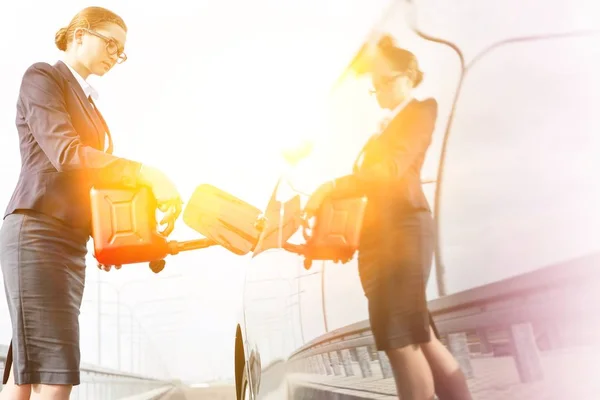 Businesswoman Rifornimento Sua Auto Nel Bel Mezzo Della Strada Con — Foto Stock