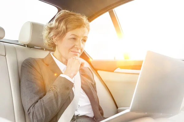 Mujer Negocios Sonriente Usando Ordenador Portátil Coche —  Fotos de Stock