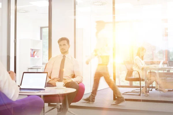 Foto Homem Sendo Entrevistado Para Trabalho Dentro Escritório Corporativo — Fotografia de Stock