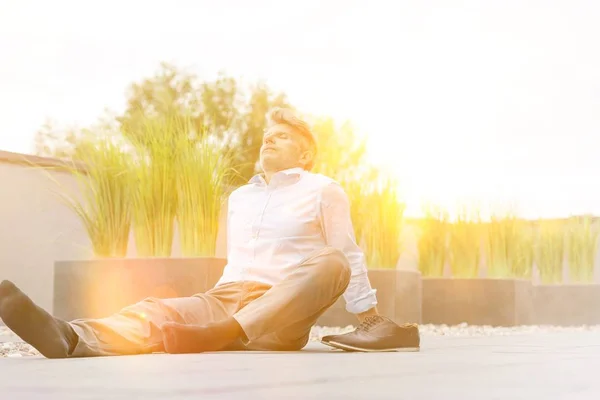 Aanbevolen Gestresste Overwerkte Zakenman Zittend Vloer Met Gele Lensflare — Stockfoto