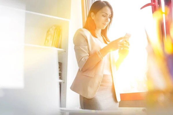 Junge Attraktive Geschäftsfrau Mit Smartphone Büro Mit Gelbem Linsenblitz Hintergrund — Stockfoto