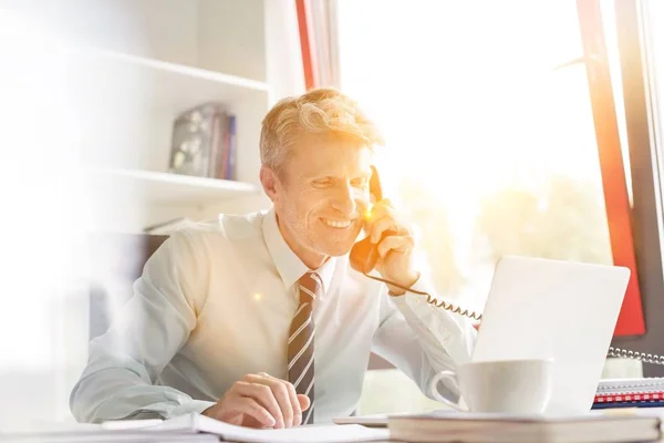 Maturo Uomo Affari Che Parla Telefono Mentre Lavora Sulla Sua — Foto Stock