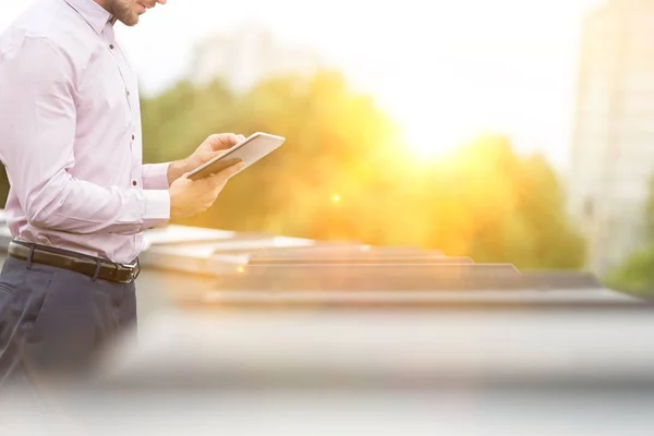 Zakenman Met Digitale Tablet Kantoor Dak Met Gele Lensflare Achtergrond — Stockfoto