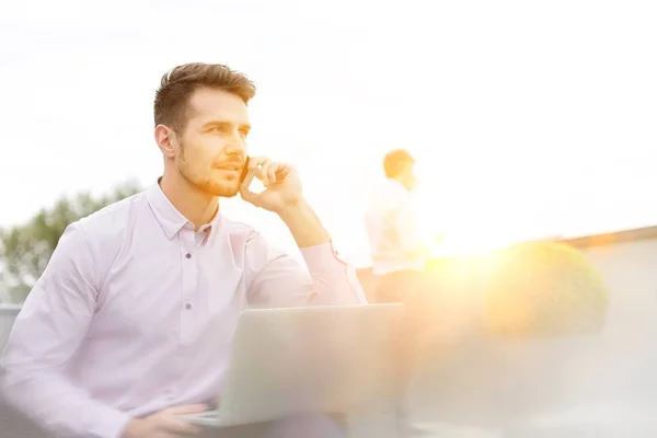 Jonge Aantrekkelijke Zakenman Aan Het Praten Smartphone Het Dak Met — Stockfoto