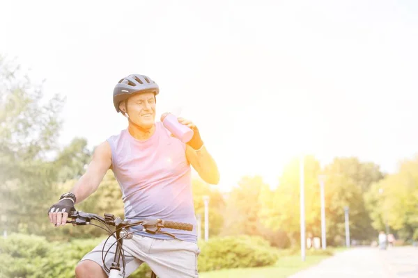 Athlète Masculin Senior Vélo Dans Parc — Photo