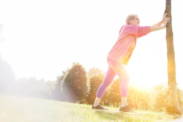 Senior Kvinna Bär Jacka Medan Tränar Park — Stockfoto