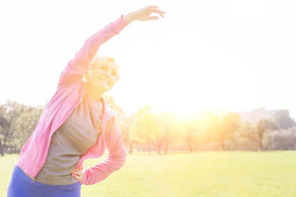 Senior Vrouw Jas Dragen Tijdens Het Sporten Het Park — Stockfoto